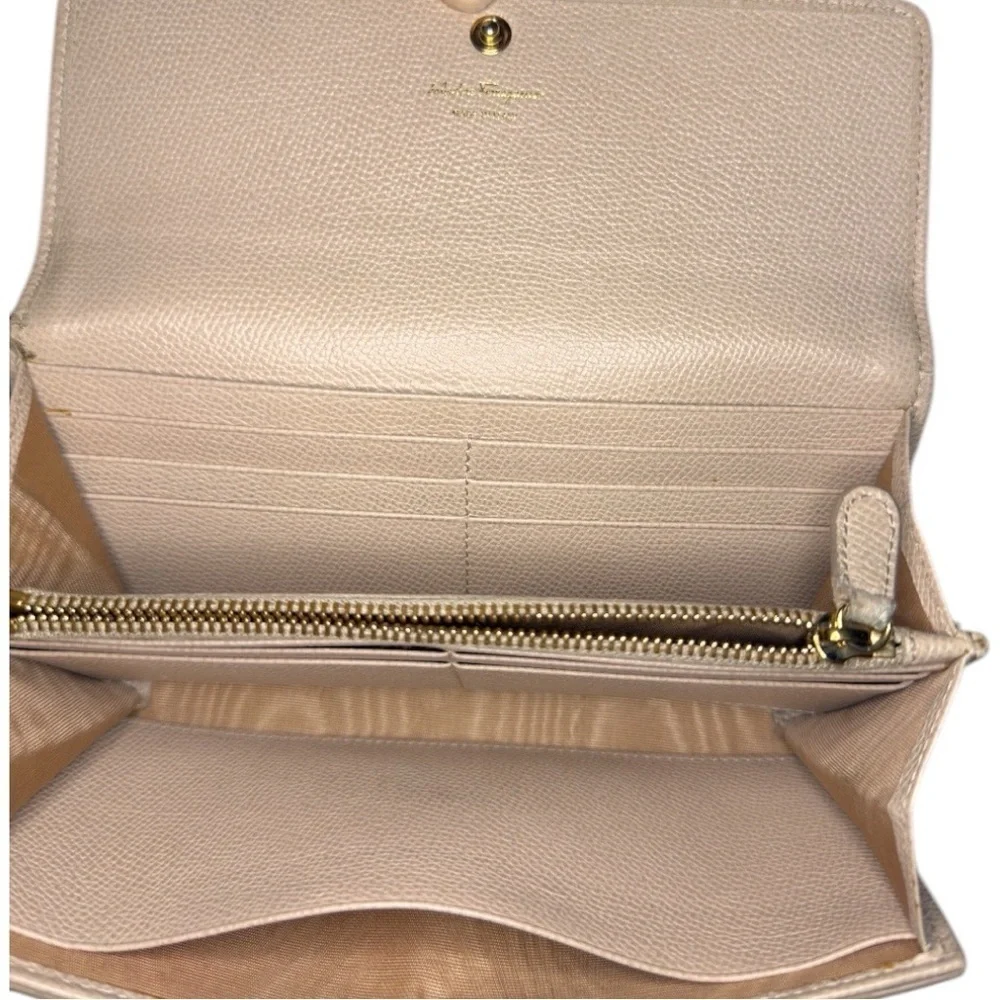 Salvatore Ferragamo Cream Pebbled Leather Bow Vara Wallet with Gold Hardware